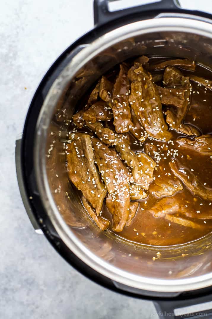 俯视图的速溶锅与韩国牛肉片