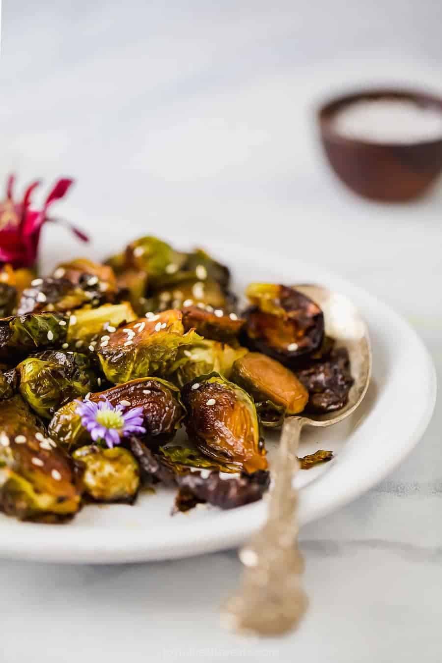 简单的蜂蜜大豆烤箱烤球芽甘蓝