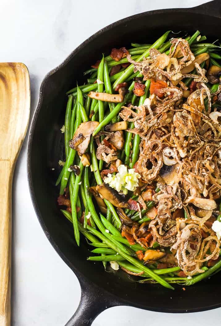 健康青豆砂锅顶上的照片用烟肉