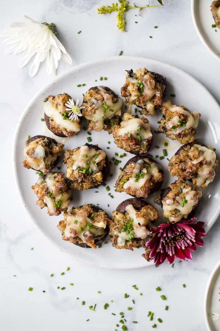头顶上的照片,芝士香肠塞满蘑菇放在盘子里