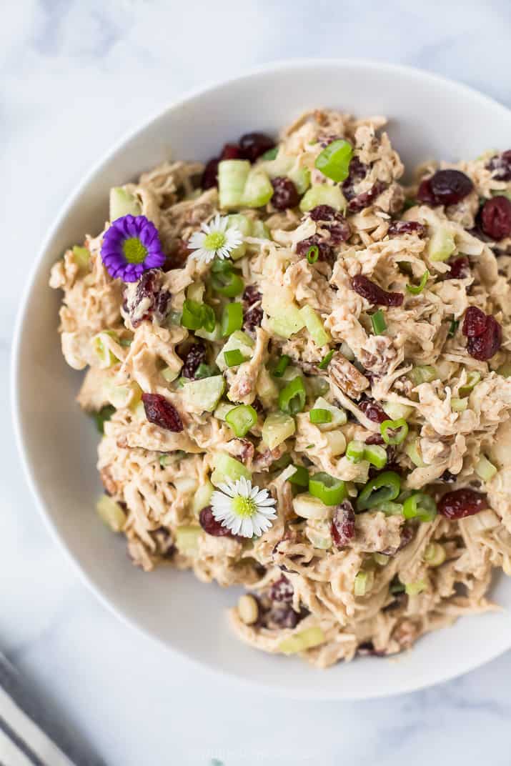 小红莓鸡肉沙拉和花
