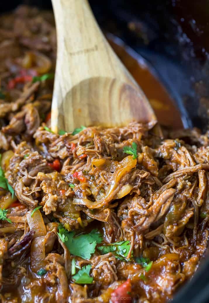 罗帕vieja食谱(古巴牛肉丝),在砂锅里用勺子舀牛肉