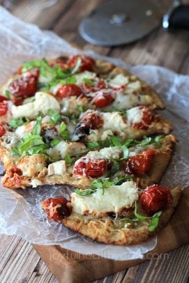 Grilled Asian Short Rib Pizza with Blackberry Hoisin Sauce 切成六片的玛格丽特烤鸡披萨