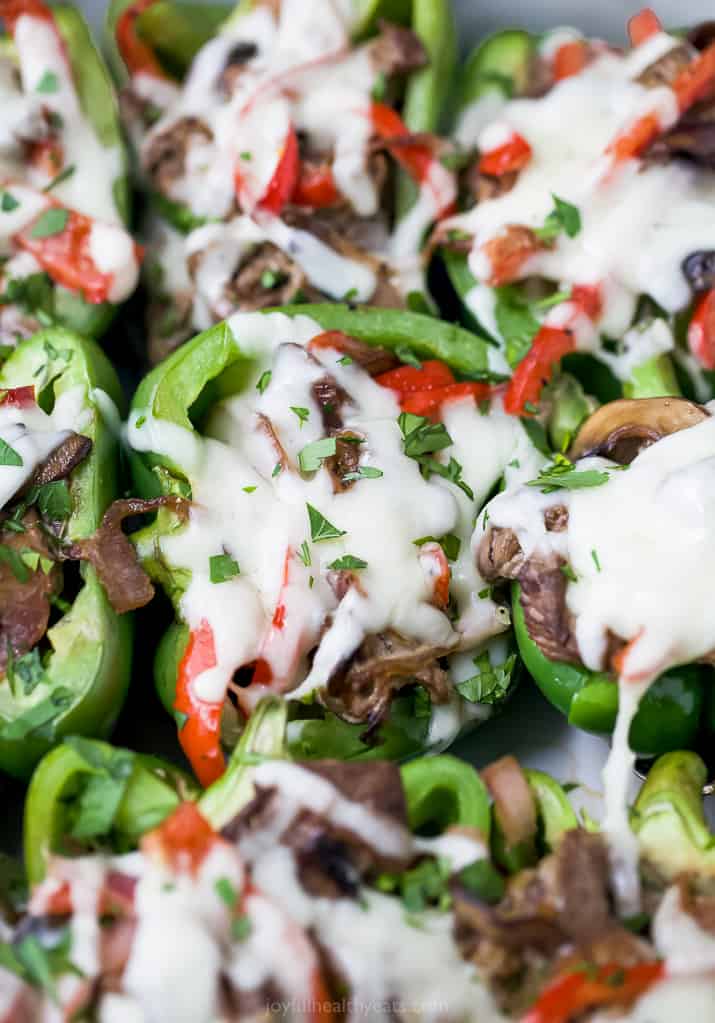 关闭容易keto philly cheesesteak的看法在烘烤盘的被充塞的胡椒