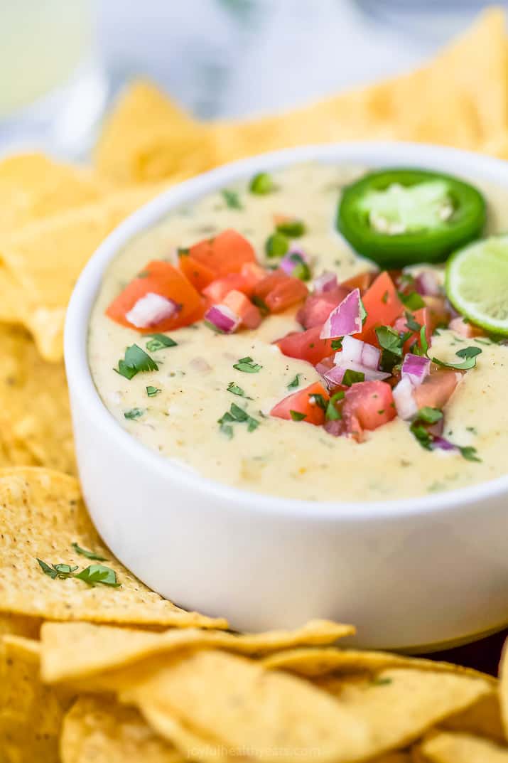 在筹码包围的碗里自制queso dip