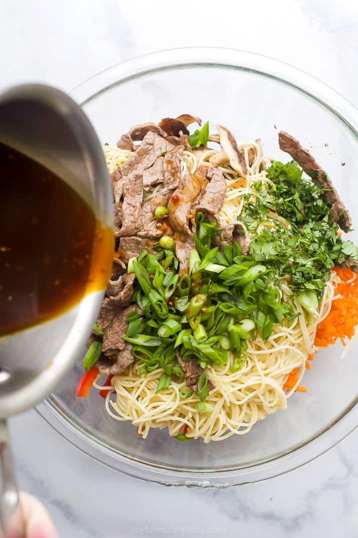 把宫保酱倒在牛肉面和蔬菜上