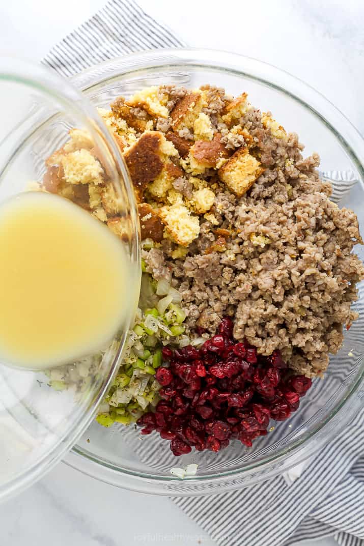 将蔬菜汤倒入一碗馅料混合物中