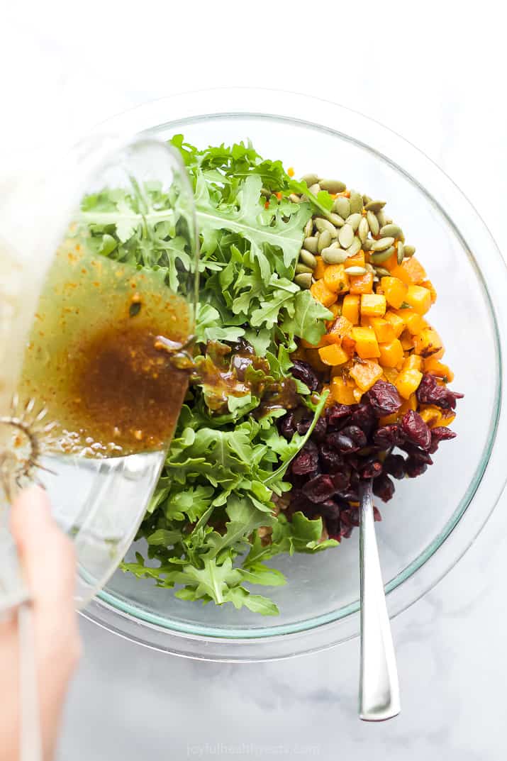 将调味汁与法罗和芝麻菜一起倒入碗中