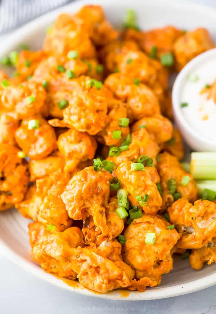 Must Make Air Fryer Buffalo Cauliflower Wings 一盘水牛花椰菜叮咬圆顶洋葱