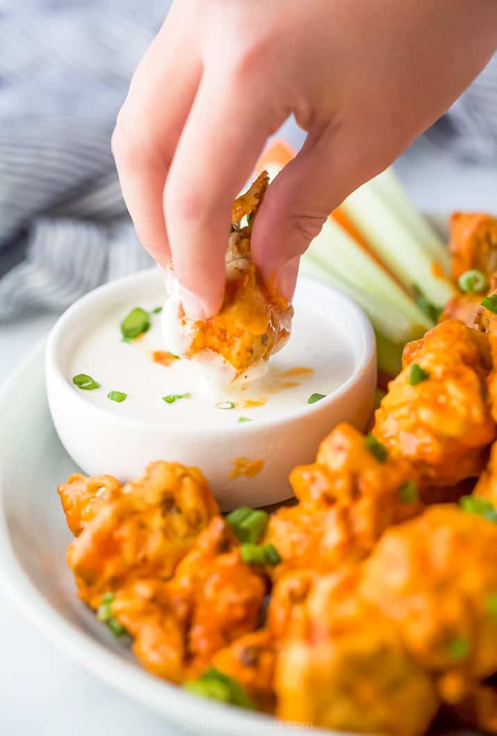 Must Make Air Fryer Buffalo Cauliflower Wings 一个花椰菜翅膀被浸泡在牧场