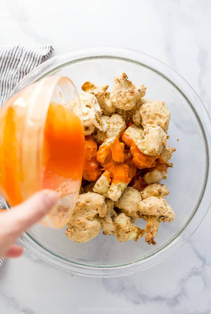 Must Make Air Fryer Buffalo Cauliflower Wings 一碗水牛酱倒在花椰菜翅膀上