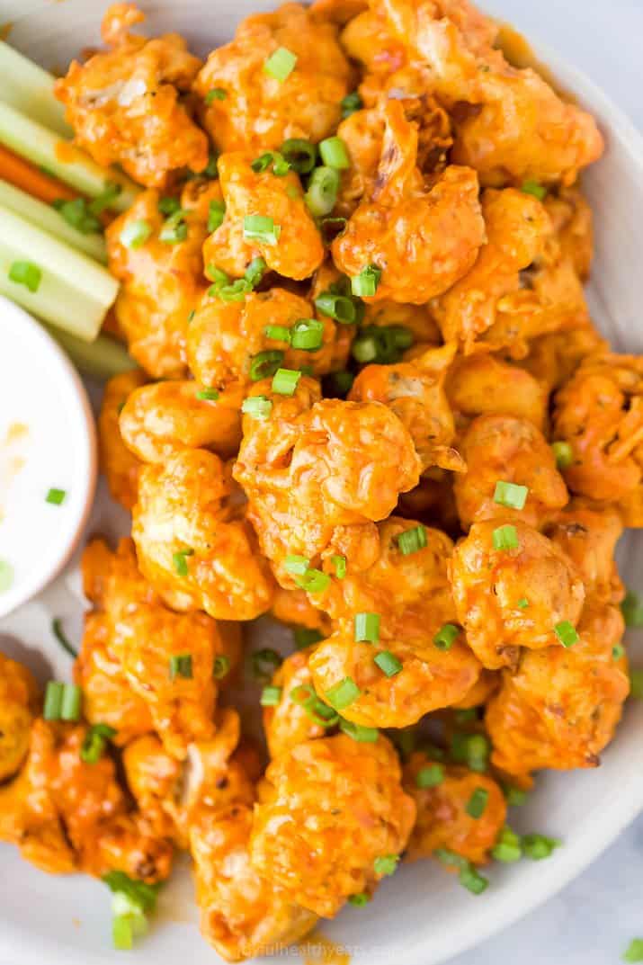 Must Make Air Fryer Buffalo Cauliflower Wings 一盘素食水牛翅的特写镜头