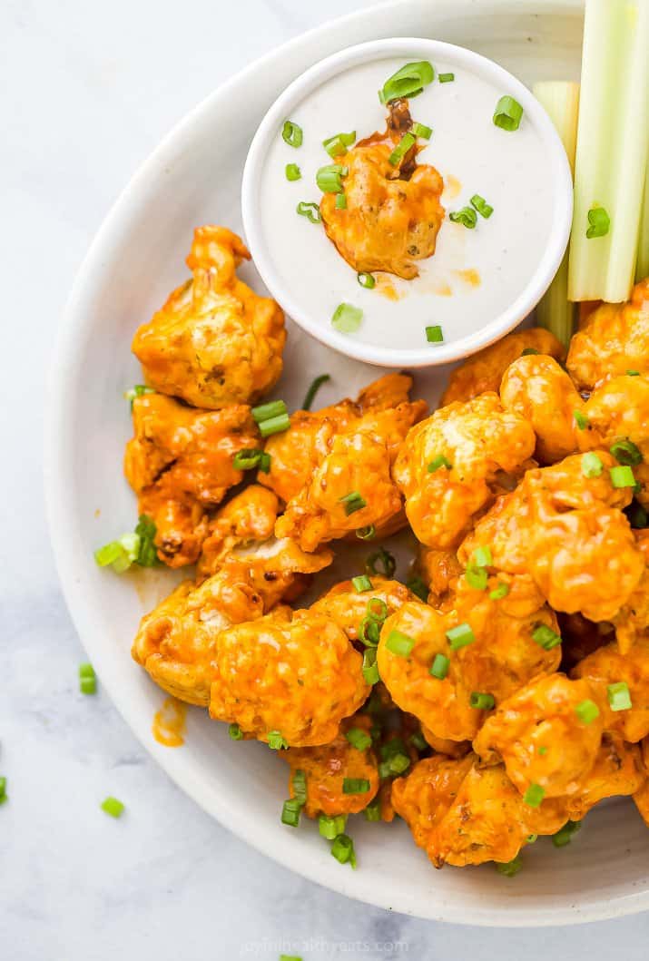 Must Make Air Fryer Buffalo Cauliflower Wings 布法罗在一个白色碗的翅膀与牧场盛开的一侧