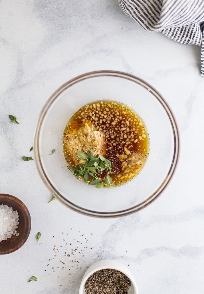 Easy Maple Dijon Air Fryer Salmon Recipe 一个装满枫树第戎酱原料的碗