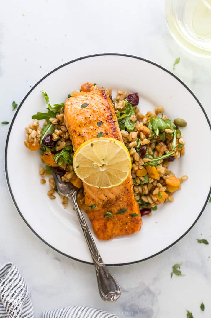 Easy Maple Dijon Air Fryer Salmon Recipe 在一块板材的三文鱼菲特有叉子和一片柠檬在上面