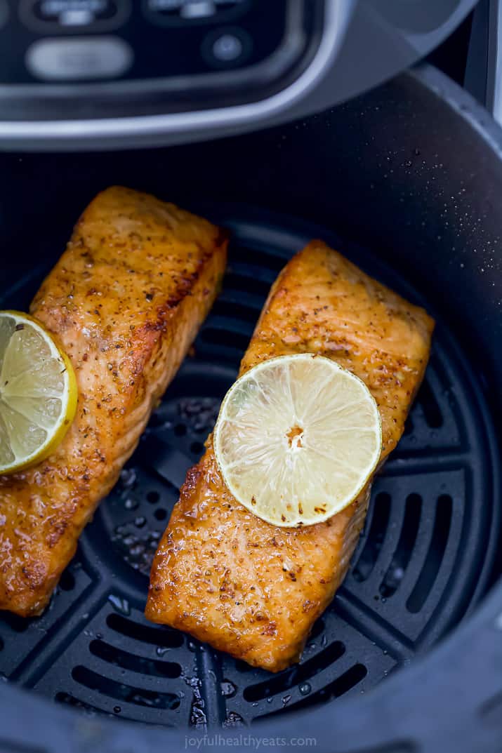 Easy Maple Dijon Air Fryer Salmon Recipe 在空气炸锅用柠檬片上排名前两位的鲑鱼片