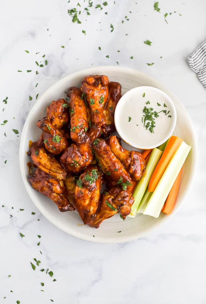 The Crispiest Honey BBQ Air Fryer Chicken Wings 一盘包含香脆鸡翅,牧场酱和生蔬菜