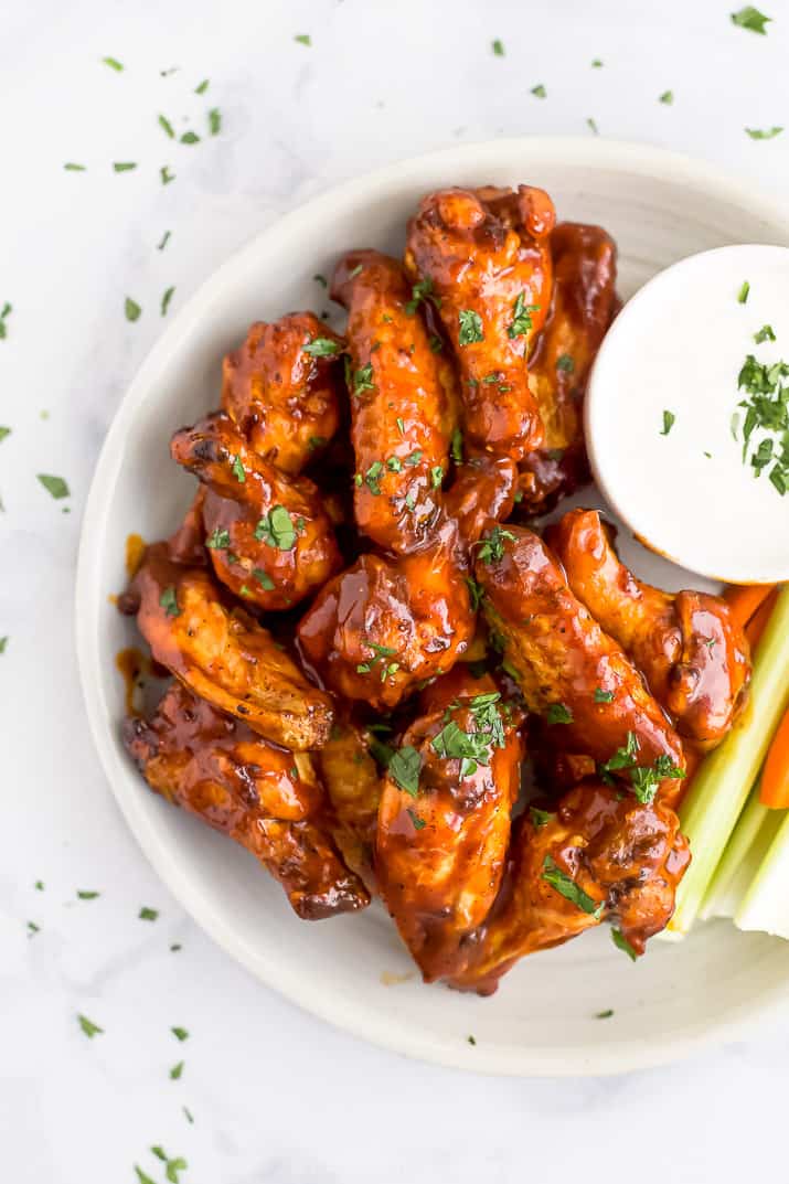 The Crispiest Honey BBQ Air Fryer Chicken Wings 一碗蜂蜜烤鸡翅配上碎欧芹