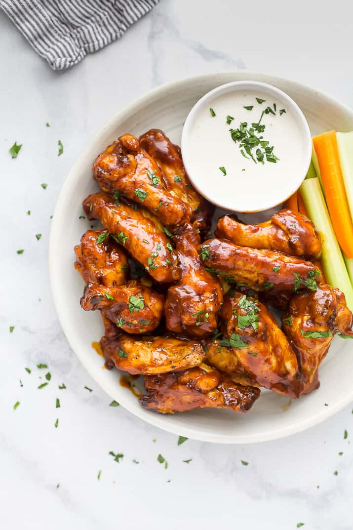 The Crispiest Honey BBQ Air Fryer Chicken Wings 满满一盘鸡翅、胡萝卜和芹菜