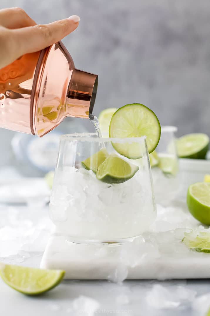 The Ultimate Skinny Margarita Recipe 一个玛格丽塔被倒入鸡尾酒振动器到玻璃杯