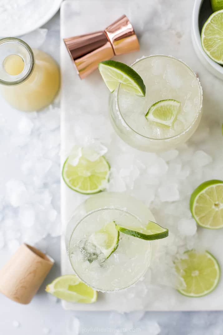 The Ultimate Skinny Margarita Recipe 从上面显示的低卡路里玛格丽塔酒托盘