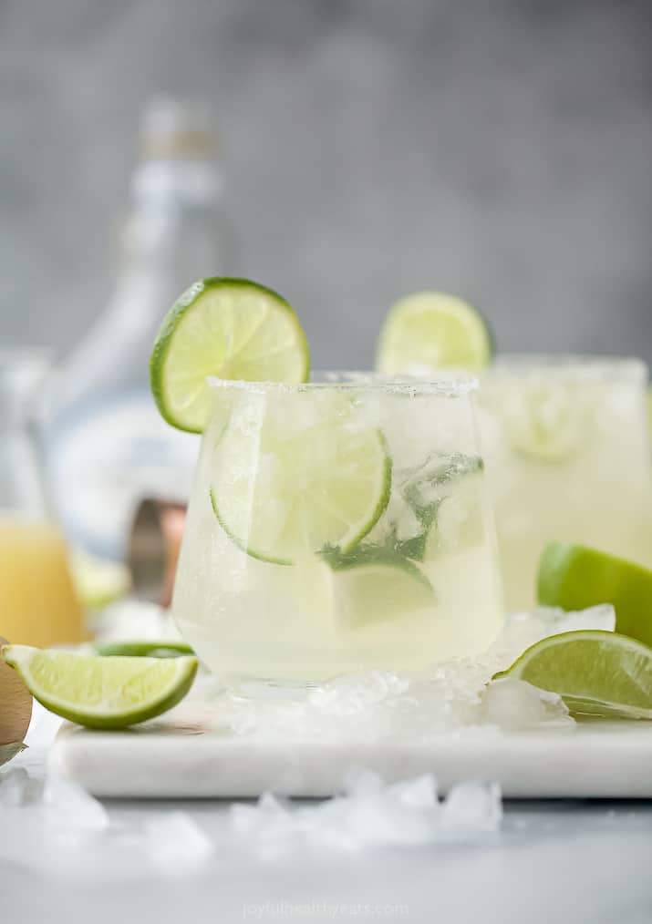 The Ultimate Skinny Margarita Recipe 两个眼镜装满自制玛格丽塔酒和新鲜石灰片
