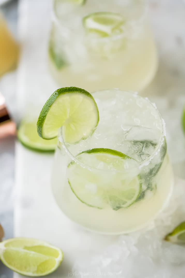 The Ultimate Skinny Margarita Recipe 一杯瘦小的玛格丽塔酒的特写镜头