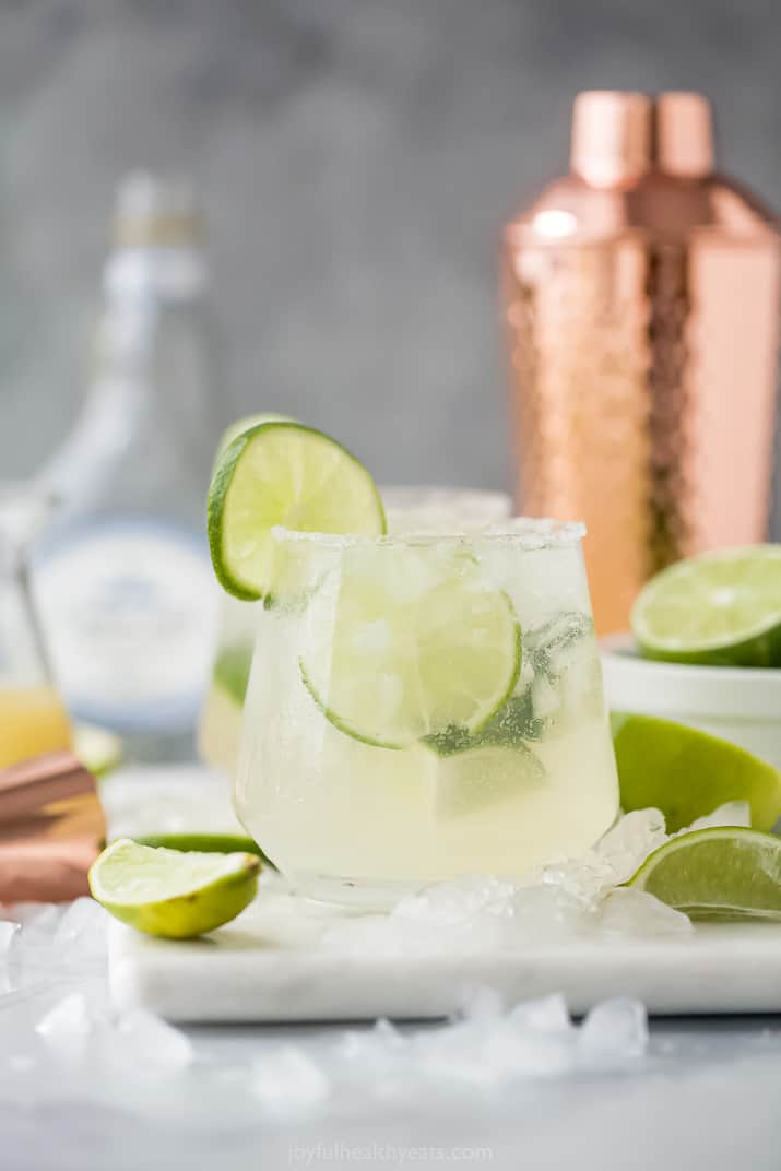The Ultimate Skinny Margarita Recipe 以鸡尾酒调酒器为背景的薄杯玛格丽塔鸡尾酒