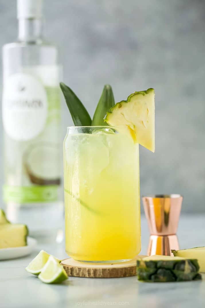 Pina Colada Spritzer在玻璃杯里