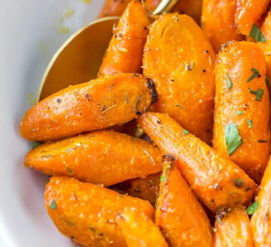 在一个白色的碗里烤和调味的胡萝卜特写