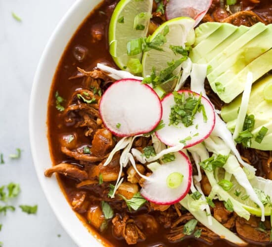 一碗红酱炖鸡,配以萝卜、青柠、香菜和牛油果片