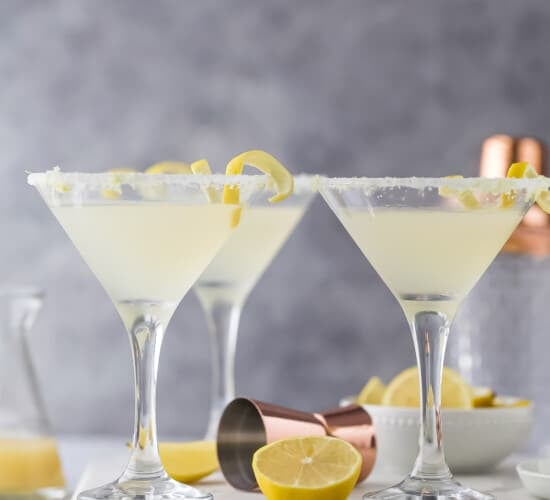 三个马提尼杯加淡黄色的鸡尾酒