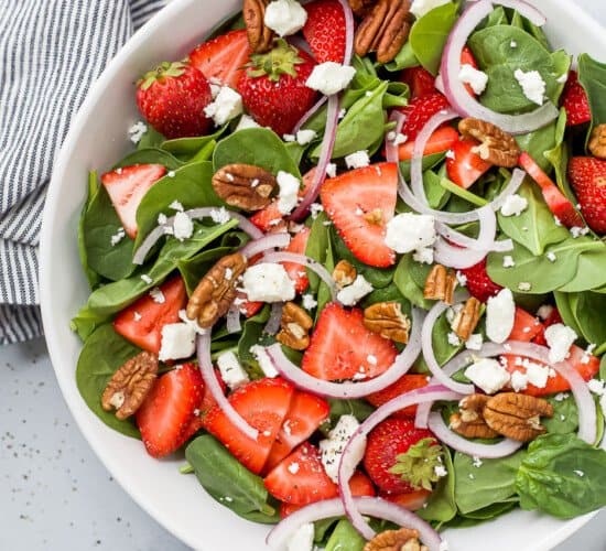 一碗草莓菠菜沙拉