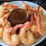 一盘泰式姜汁和一圈椰子虾