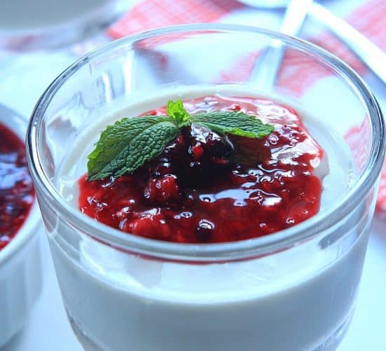 奶油椰子panna cotta配上覆盆子黑莓蜜饯