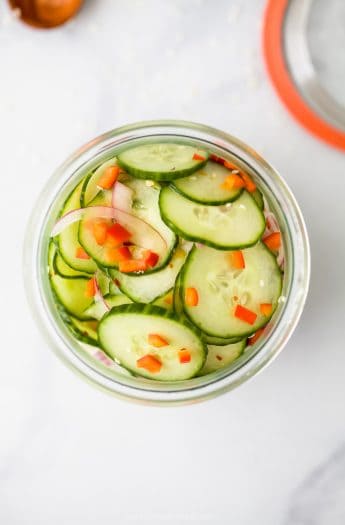 大玻璃罐中的10分钟轻松亚洲黄瓜沙拉食谱（不含乳制品）