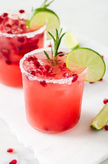 Pomegraatemargarita带迷迭香sprig