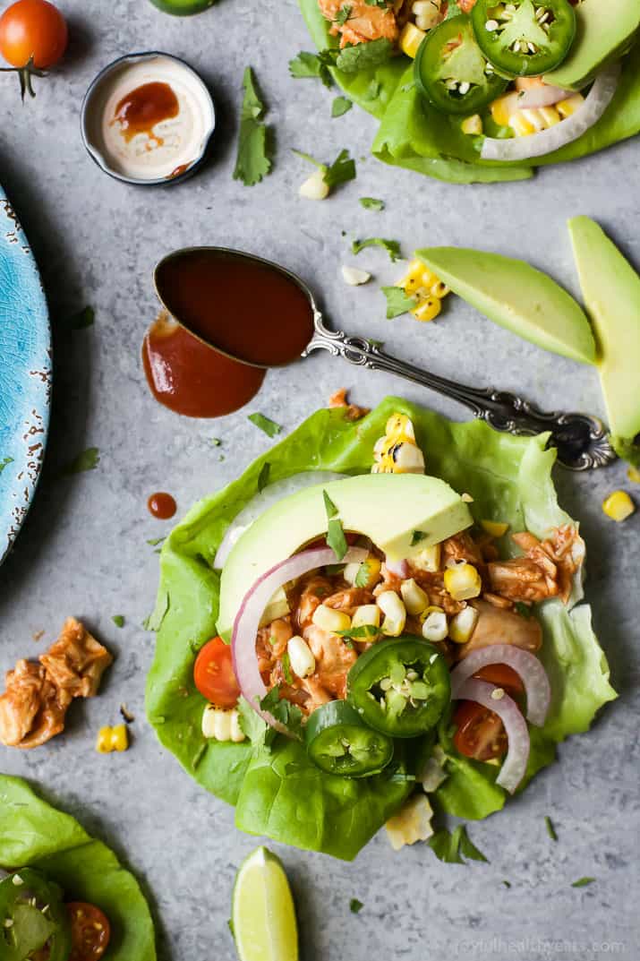 顶视图20分钟烧烤鸡肉炸玉米饼