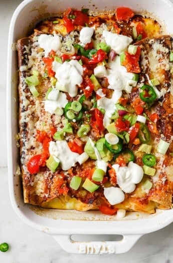 早餐enchiladas酸奶油,avocado和切jalapeños