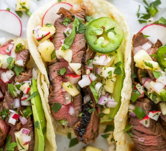 关闭卤汁泡的牛排炸玉米饼