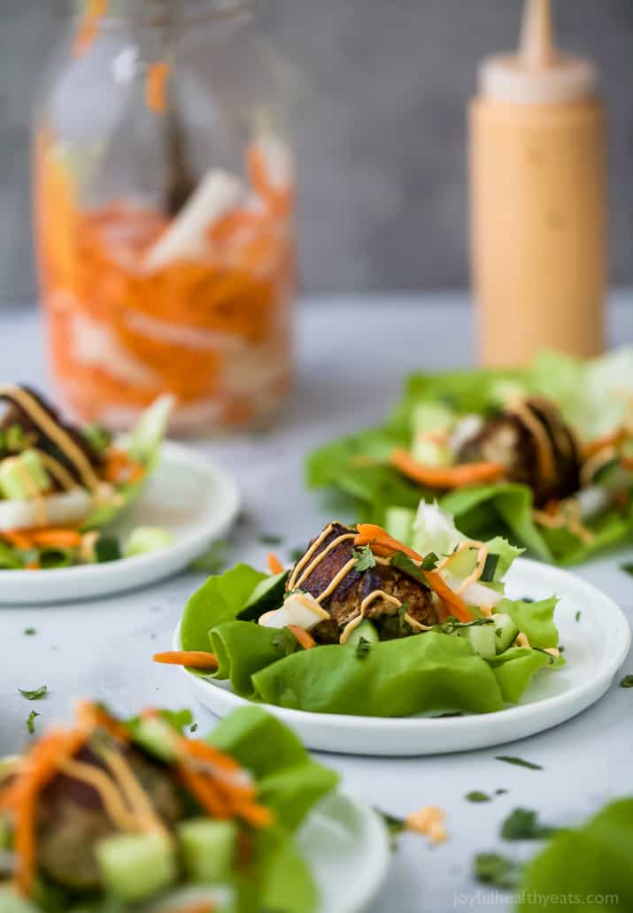 Banh Mi生菜卷，配上火鸡肉丸、腌菜和生菜卷上的蛋黄酱