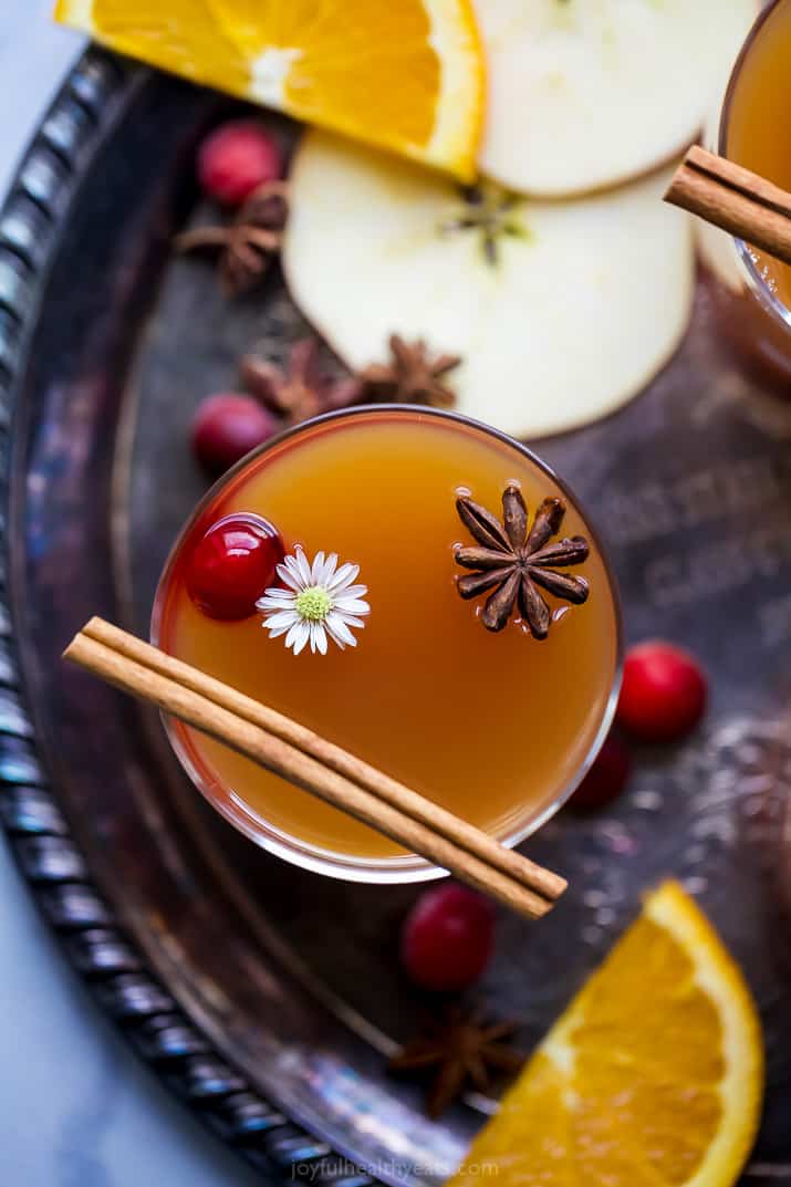 头顶上的热刺热苹果酒在一个杯子与装饰