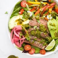 烤制法吉塔牛排沙拉，碗中有chimichurri调料