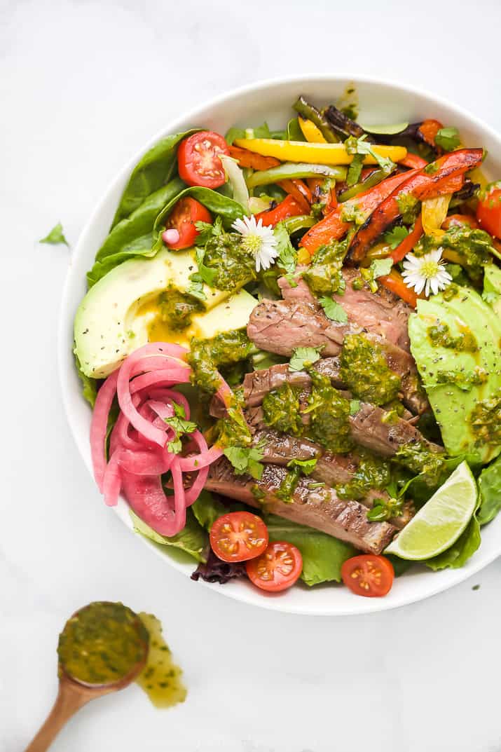 烤制法吉塔牛排沙拉，碗中有chimichurri调料