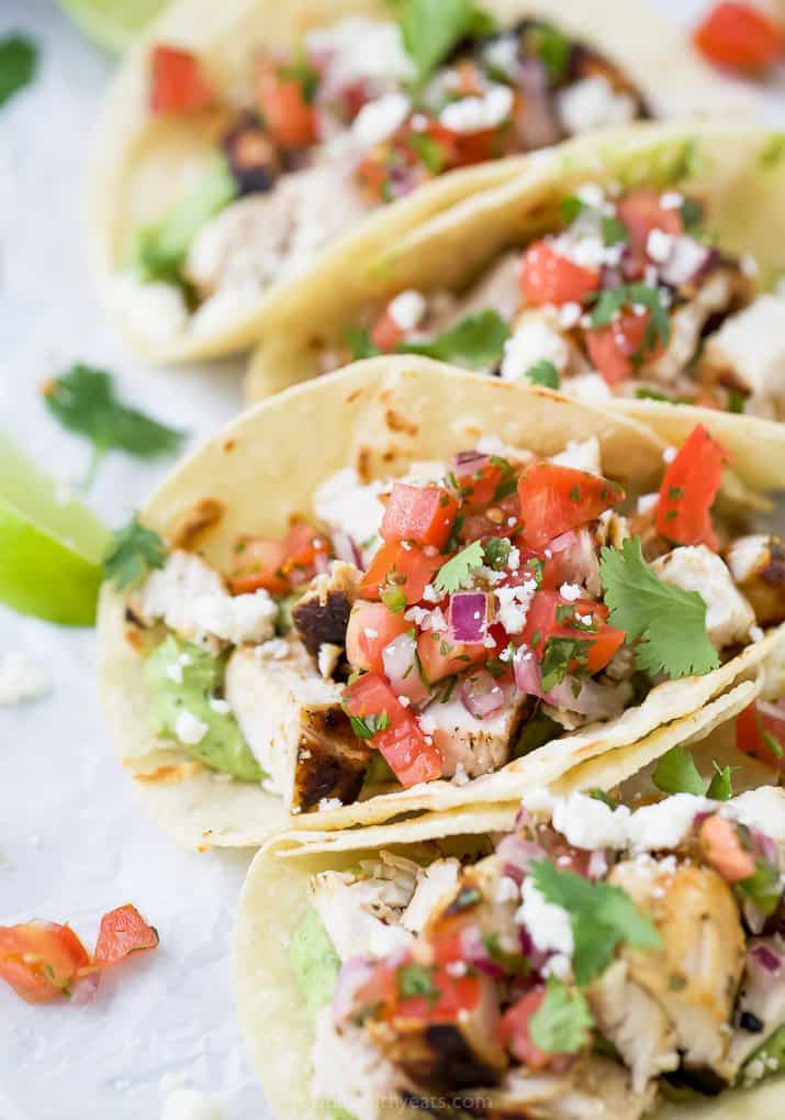 头顶视图香菜酸橙鸡肉玉米饼与Pico de Gallo