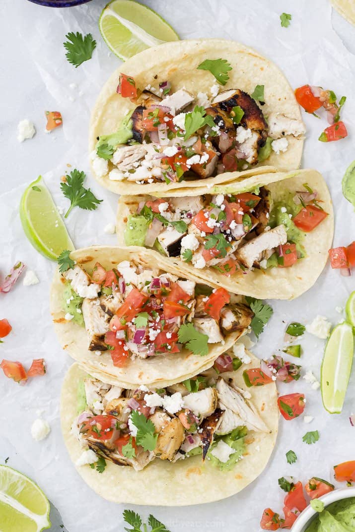 头顶视图香菜酸橙鸡肉玉米饼与Pico de Gallo