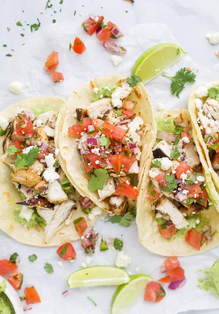 头顶视图香菜酸橙鸡肉玉米饼与Pico de Gallo