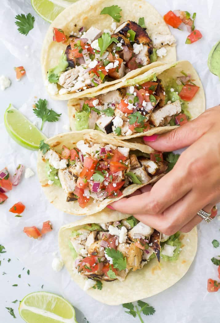头顶视图香菜酸橙鸡肉玉米饼与Pico de Gallo