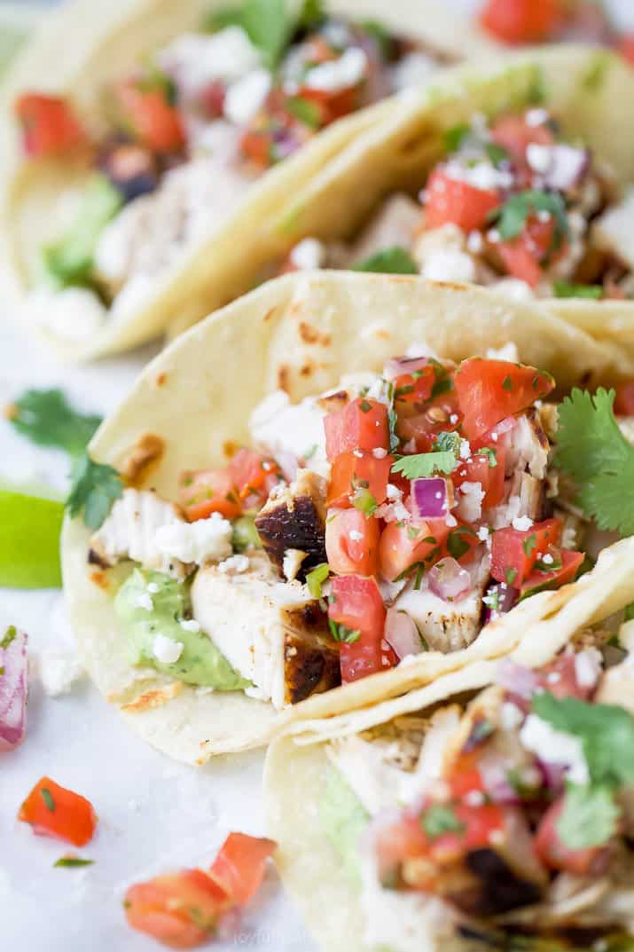 头顶视图香菜酸橙鸡肉玉米饼与Pico de Gallo