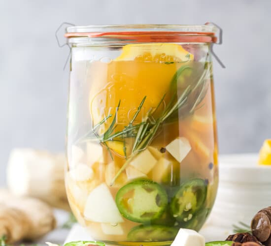 在泥工瓶子的消防夹在切板顶部